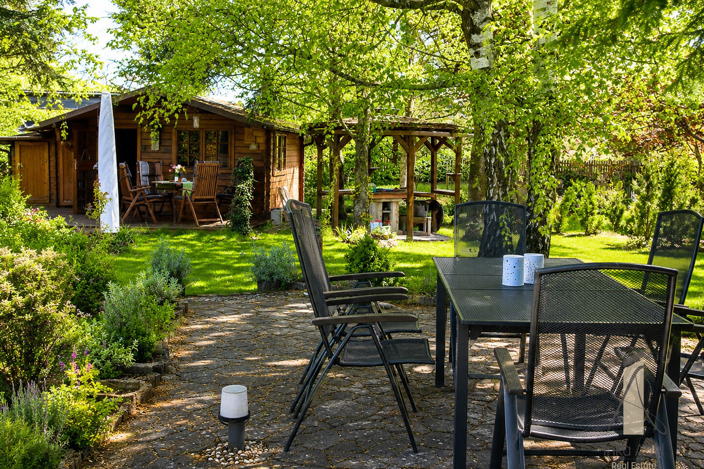 Gartenhaus und Terrasse