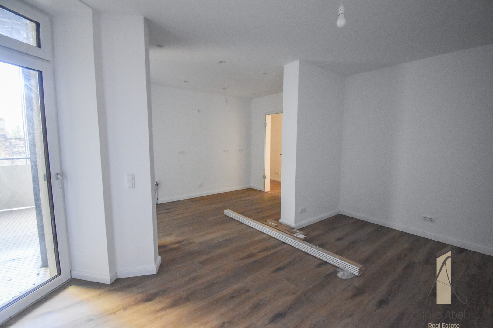 Wohnzimmer mit offener Küche
