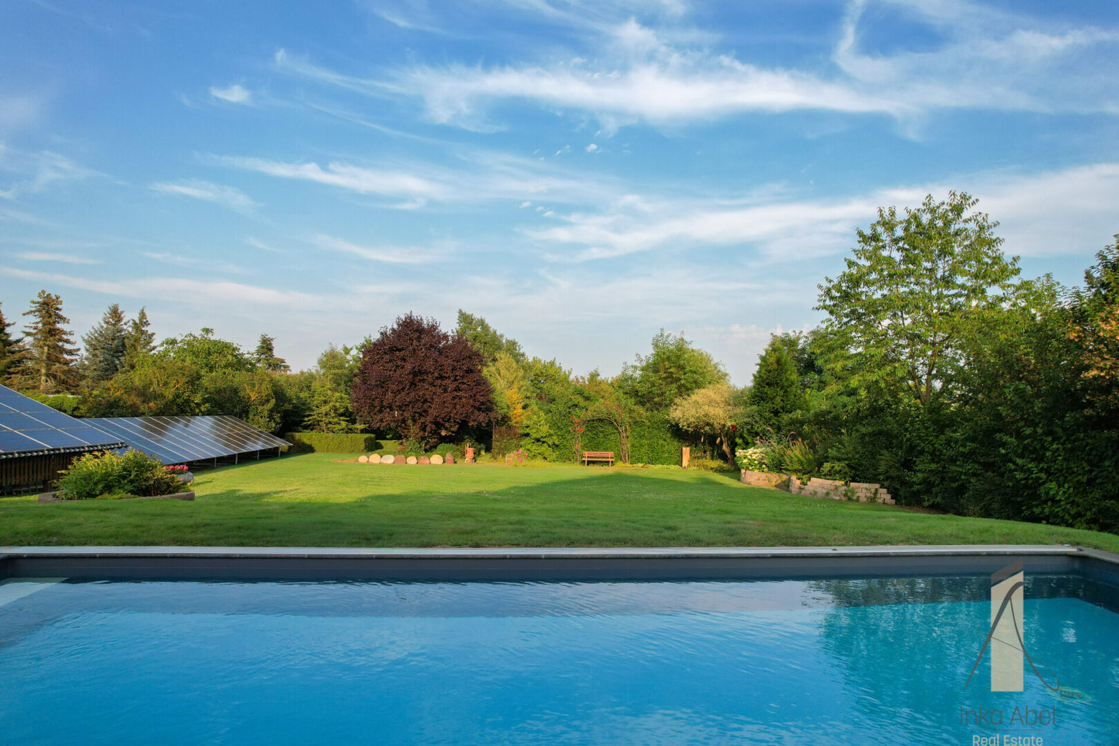 Pool mit Blick in den Garten