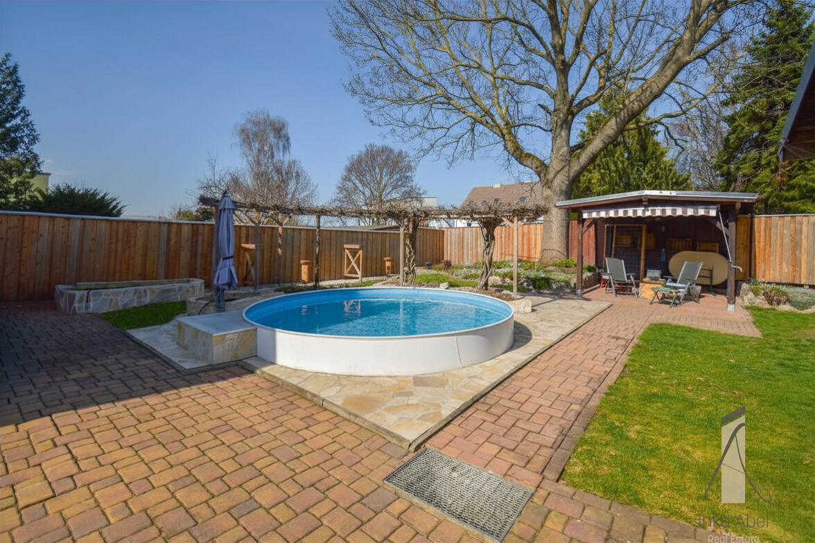 Garten mit Pool