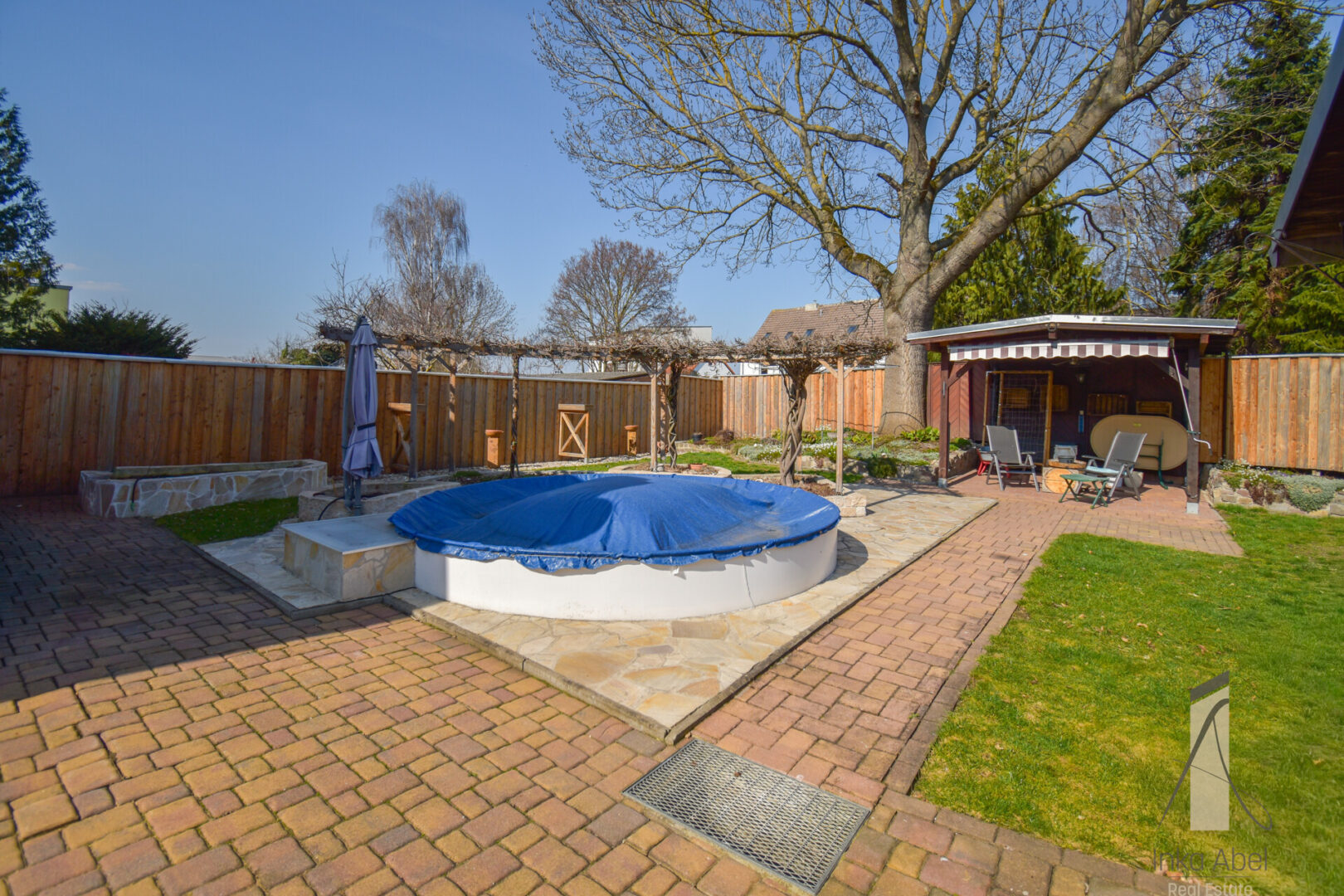 Garten mit Pool