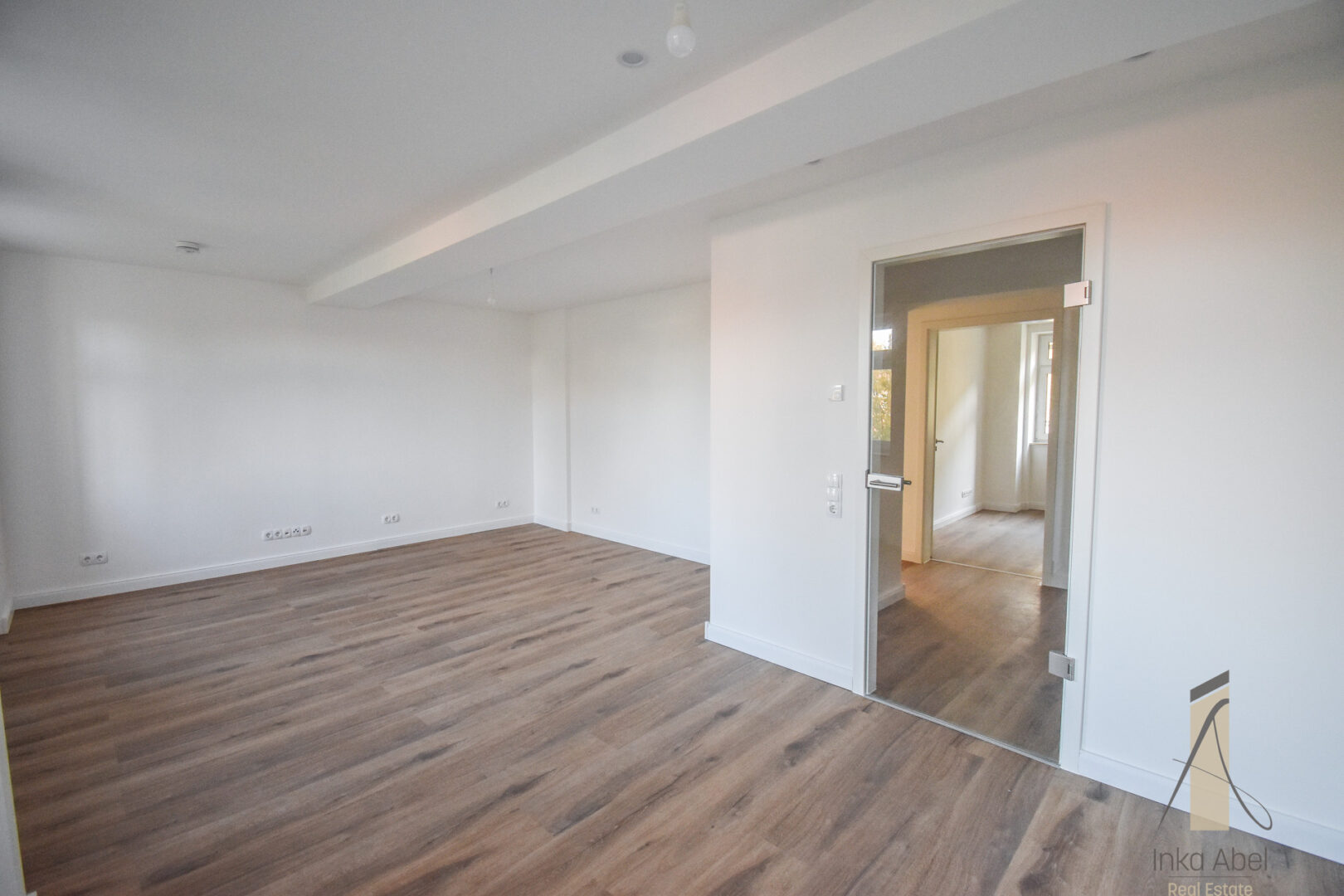 Wohnzimmer mit offener Küche