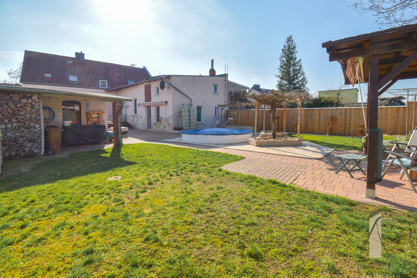 Garten mit Pool